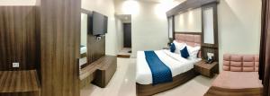 Ένα ή περισσότερα κρεβάτια σε δωμάτιο στο Hotel Krishna