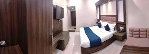 Ένα ή περισσότερα κρεβάτια σε δωμάτιο στο Hotel Krishna