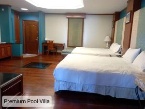 una habitación de hotel con 2 camas en una habitación en ALPINE GLX PD Port Dickson, en Port Dickson