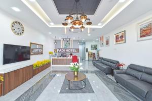 hol z kanapami i zegarem na ścianie w obiekcie Capital O 90882 Padi Hotel w mieście Alor Setar