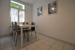 einen Tisch und Stühle in einem Zimmer mit Fenster in der Unterkunft Casa Carmela in Solothurn