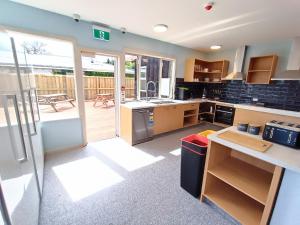 Kuchyň nebo kuchyňský kout v ubytování Adventure Wanaka Hostel