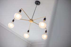 a cluster of lights hanging from a ceiling at Villa Rein Boutiquehotel in Bad Reichenhall
