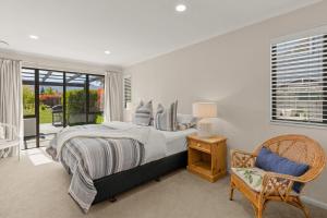 Katil atau katil-katil dalam bilik di Quail's Nest, Queenstown - Luxury Home & Garden