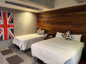 恆春的住宿－墨磚民宿，墙上挂着国旗的房间里设有两张床