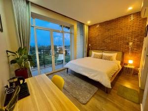 貢布的住宿－Cambodhi - Vegan Guesthouse，一间卧室设有一张床和一个大窗户