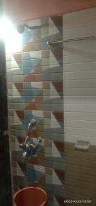 baño con lavabo y pared colorida en Sky Cottage Matheran en Matheran