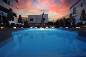 Bazén v ubytování Yianna Hotel nebo v jeho okolí + 37 fotografií