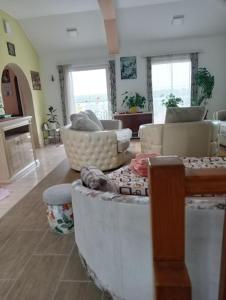 een woonkamer met banken en een tafel bij Apartmani Jugovo Vazdušna banja - rodjendani za decu in Udovice