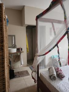 - une chambre avec un lit à baldaquin dans l'établissement POMBO KUNDA Room, à Sanyang