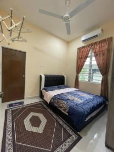 1 dormitorio con cama y ventana en D'PAYA HOMESTAY, en Bachok