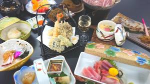 einen Tisch mit vielen verschiedenen Lebensmitteln in der Unterkunft glampark Healthy Pal Gunma in Shibukawa