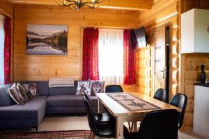 a living room with a couch and a table at Ranczo Zwierzyniec Noclegi in Jordanów