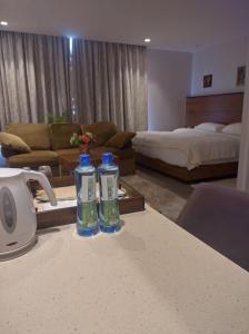 zwei Flaschen Wasser auf einer Theke im Wohnzimmer in der Unterkunft D2W Residency Suites in Nairobi