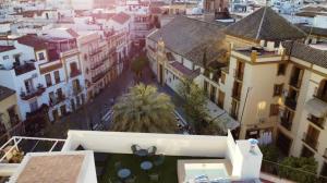 une vue aérienne sur une ville avec des bâtiments dans l'établissement LEYENDA DEL HEREJE, à Séville