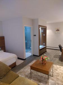ein Hotelzimmer mit einem Bett und einem Couchtisch in der Unterkunft D2W Residency Suites in Nairobi