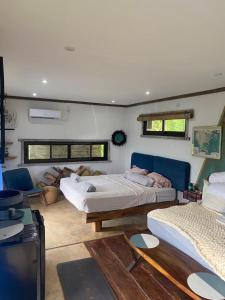 sypialnia z 2 łóżkami w pokoju w obiekcie Sea view hills bungalow w mieście Torio