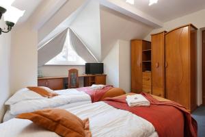 a bedroom with two beds and a window at FAMILIJNY Ośrodek Wypoczynkowo - Rehabilitacyjny Krynica Zdrój in Krynica Zdrój