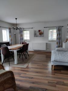 ein Wohnzimmer mit einem Tisch, Stühlen und einem Bett in der Unterkunft Ferienhaus Am Bach in Kirchberg an der Raab