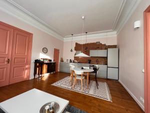 Kuchyň nebo kuchyňský kout v ubytování Chez Rosalie - charming apartment in Rakvere Old Town