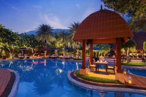 einen Pool in einem Resort mit einem Pavillon in der Unterkunft Ananta Spa & Resort, Pushkar in Pushkar