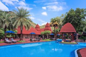 Ananta Spa & Resort, Pushkar في بوشكار: مسبح في المنتجع