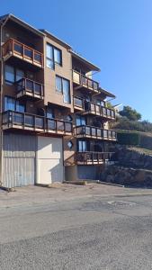 Budova, kde se apartmán nachází + 28 fotografií