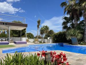 Bazén v ubytovaní Isabella spacious modern villa with sea views alebo v jeho blízkosti