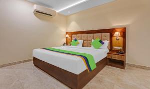 Un dormitorio con una cama grande con un arco iris. en Treebo Trend Heaven Grand, en Lucknow