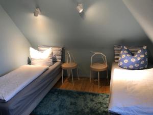 Blaues Zimmer mit grossem Balkon & Bad nur 16 km nach Würzburg! في Mainstockheim: غرفة نوم بسريرين وموقف ليلتين