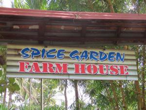 una señal para una casa de campo con jardín de pinos en Spice Garden Farm house, en Sultan Bathery