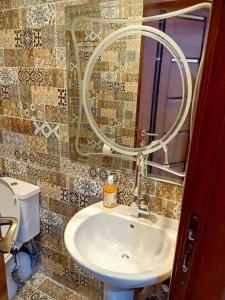 W łazience znajduje się umywalka i lustro. w obiekcie جناح فندقي أمام جامعة المنصورة w mieście Al-Mansura