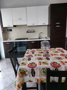 una cocina con mesa y mantel. en Casa Vacanze Lanuvio Stazione, en Lanuvio