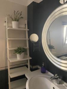 bagno con lavandino e specchio di SERAFINA HOME a Salonicco