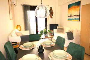 sala de estar con mesa y sillas verdes en Sea view Apartment 5 with roof top terrace, Almyrida en Almirida