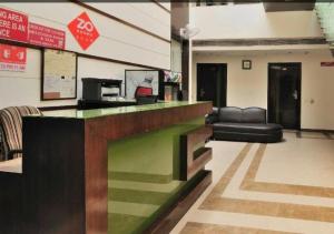 una hall con un bar verde in un ospedale di Hotel Landmark a Chandīgarh