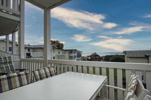 Ein Balkon oder eine Terrasse in der Unterkunft mit Meerblick und Balkon, gratis Nutzung vom AHOI Erlebnisbad und Sauna in Sellin - Meeresblick FeWo 38