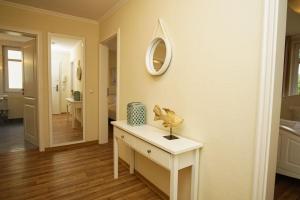 Ein Badezimmer in der Unterkunft mit Meerblick und Balkon, gratis Nutzung vom AHOI Erlebnisbad und Sauna in Sellin - Meeresblick FeWo 38