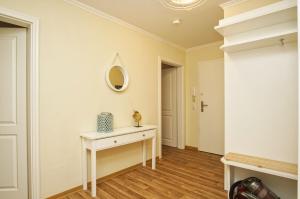 Galeriebild der Unterkunft mit Meerblick und Balkon, gratis Nutzung vom AHOI Erlebnisbad und Sauna in Sellin - Meeresblick FeWo 38 in Göhren