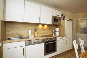 Küche/Küchenzeile in der Unterkunft mit Meerblick und Balkon, gratis Nutzung vom AHOI Erlebnisbad und Sauna in Sellin - Meeresblick FeWo 38