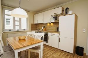 Küche/Küchenzeile in der Unterkunft mit Meerblick und Balkon, gratis Nutzung vom AHOI Erlebnisbad und Sauna in Sellin - Meeresblick FeWo 38