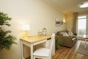 Ein Sitzbereich in der Unterkunft mit Meerblick und Balkon, gratis Nutzung vom AHOI Erlebnisbad und Sauna in Sellin - Meeresblick FeWo 38