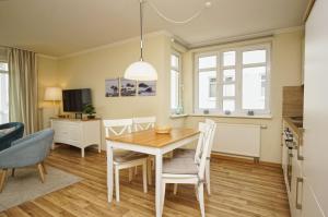 TV/Unterhaltungsangebot in der Unterkunft mit Meerblick und Balkon, gratis Nutzung vom AHOI Erlebnisbad und Sauna in Sellin - Meeresblick FeWo 38
