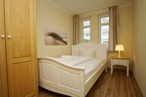 Ein Bett oder Betten in einem Zimmer der Unterkunft mit Meerblick und Balkon, gratis Nutzung vom AHOI Erlebnisbad und Sauna in Sellin - Meeresblick FeWo 38