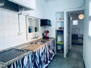 uma cozinha com um lavatório e um balcão em Hauzify I Apartament Monlema em Sant Feliu de Guíxols