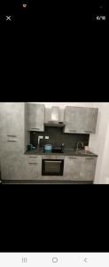 une cuisine avec des placards en acier inoxydable et un évier dans l'établissement Home in City/Airport, à Bologne