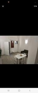 - un salon avec une table blanche et un canapé dans l'établissement Home in City/Airport, à Bologne