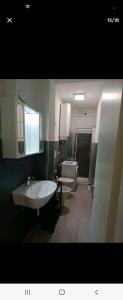 La salle de bains est pourvue de 2 lavabos, d'une baignoire et de 2 toilettes. dans l'établissement Home in City/Airport, à Bologne