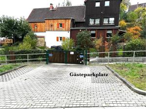 a driveway with a gate in front of a house at Urlaub im Oberstübchen in Lichtenhain