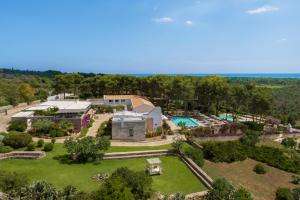 - une vue aérienne sur une demeure de caractère avec une grande cour dans l'établissement Hotel Masseria Fontanelle, à Ugento
